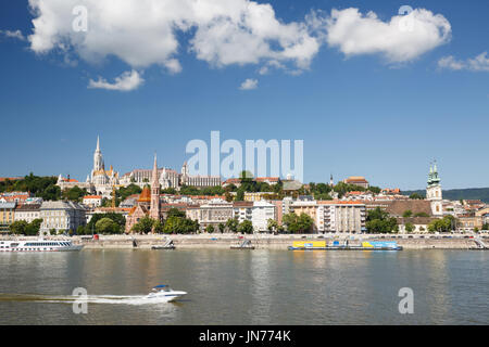 Blick über die Donau auf die Fischerbastei in Buda Bezirk an einem Sommertag. Budapest, Ungarn Stockfoto