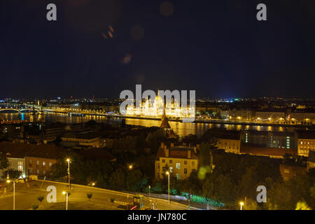 Nacht Blick von oben auf das Parlamentsgebäude und die Donau. Budapest. Ungarn Stockfoto