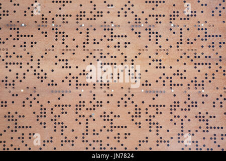 gemalte Kreis perforierte Metallplatte Textur und Hintergrund Stockfoto