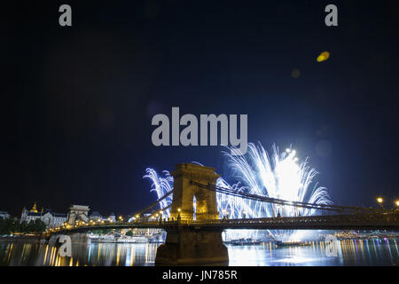 Feierliches Feuerwerk über der Széchenyi Kettenbrücke in Budapest. Ungarn Stockfoto