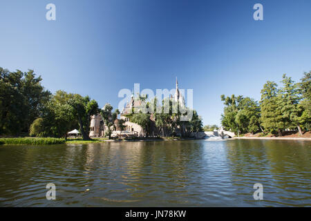 City Park Városliget mit einem See und Blick auf die Burg Vajdahunyad Budapest, Ungarn Stockfoto