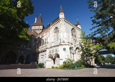 Innenhof der Burg Vajdahunyad im Sommer. Budapest, Ungarn Stockfoto
