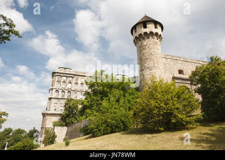 Mace-Turm und eine mittelalterliche Festung in der Budaer Burg in Budapest. Ungarn Stockfoto