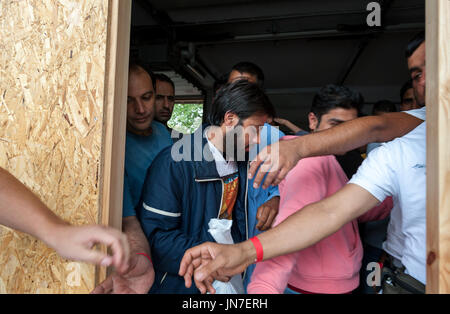 Passau, Deutschland - August 1st, 2015: syrische Flüchtlinge für die Registrierung in einem Flüchtlingslager in Passau, Deutschland Stockfoto