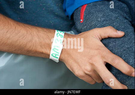 Passau, Deutschland - August 1th, 2015: die Flüchtlinge sind mit einem Armband bei der Anmeldung Zentrum für Migranten und Flüchtlinge in Passau, Deutschland Stockfoto