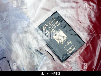 Passau, Deutschland - 1. August 2015: Reisepass aus dem Irak in Registrierzentrum für Migranten und Flüchtlinge der südlichen deutschen Grenzstadt Passau Stockfoto