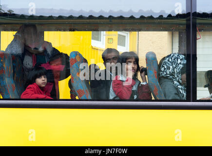 Passau, Deutschland - 2. August 2015: Flüchtlingsfamilie im Bus auf dem Weg von Registrierzentrum in Passau, Süddeutschland Stockfoto