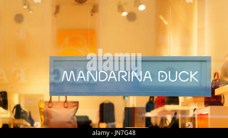 Florenz, Italien - 16. Oktober 2016: Mandarina Duck Zeichen der Straße Schaufenster in Florenz. Stockfoto