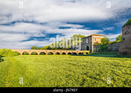 Piacenza, mittelalterliche Stadt, Italien. Bastione di Porta Borghetto (XVI Jahrhundert), alte und historische Reste der Stadtmauer rund um die Stadt Stockfoto