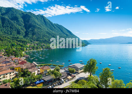 Lago Maggiore, Verbano, Caldè, Italien. Einer der schönsten Ecken des Lago Maggiore an einem schönen Sommertag Stockfoto