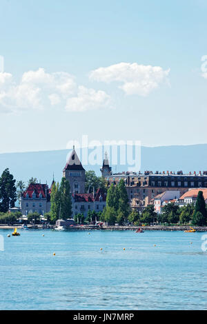 Lausanne, Schweiz - 26. August 2016: Genfer See-Ufer und Schloss Ouchy in Lausanne, Schweiz. Stockfoto