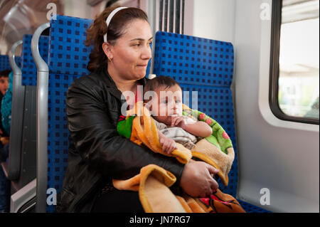 München, Deutschland - 10. September 2015: Mutter und Tochter aus Syrien im Zug auf dem Weg nach Passau Stockfoto