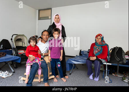 München-Deutschland-September 22, 2015 Flüchtlingsfamilie aus Afghanistan in der Mitte der Erstaufnahme für Flüchtlinge in Riem, München Stockfoto