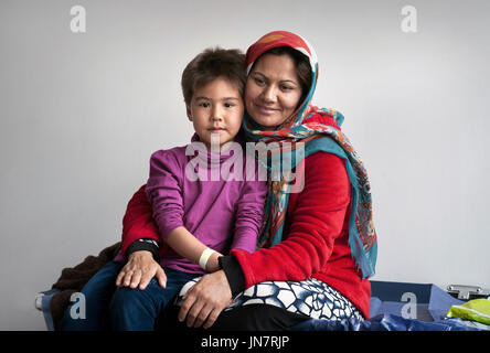 Munich-Germany - 22. September 2015, Mutter und Tochter aus Afghanistan in die Erstaufnahmeeinrichtung für Flüchtlinge in Riem, München Stockfoto