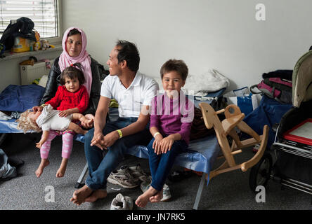 München-Deutschland-September 22, 2015 Flüchtlingsfamilie aus Afghanistan in der Mitte der Erstaufnahme für Flüchtlinge in Riem, München Stockfoto