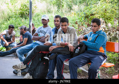 Passau, Deutschland - 1. August 2015: Syrischer Flüchtling Jungs warten auf Registrierung in einem Camp in Passau, Deutschland Stockfoto