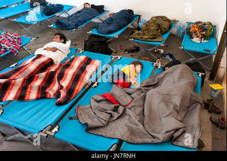 Passau, Deutschland - 1. August 2015: Flüchtlinge schlafen und warten in einer Wander-Registrierung-center in Passau, Süddeutschland Stockfoto