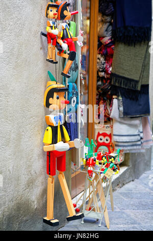 Siena, Italien - 19. Oktober 2016: Street-Souvenir-Shop mit Holzpuppen Pinocchio in der Altstadt von Siena, Toskana, Italien Stockfoto