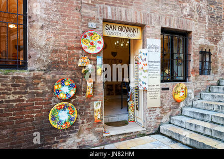 Siena, Italien - 19. Oktober 2016: Street-Souvenir-Shop in der Altstadt von Siena, Toskana, Italien Stockfoto