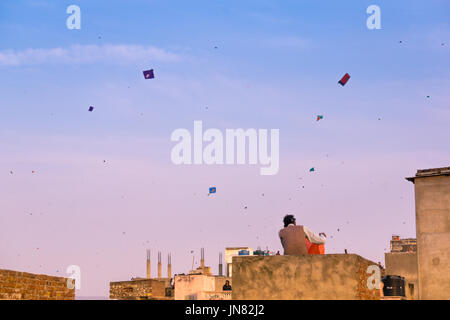 Jaipur, Indien - 14 Jan 2017: Familien Drachenfliegen von den Dächern ihrer alten Backsteinbauten in der Altstadt von Jaipur. Dies ist ein beliebter Sport der Makar Sankranti und Independence Day. Stockfoto