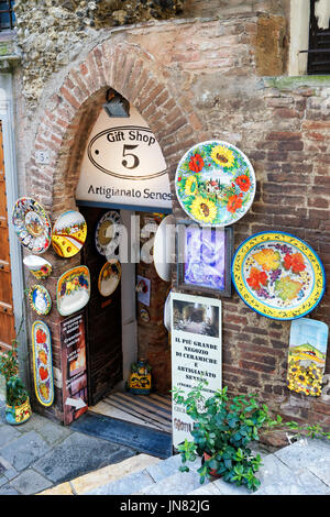 Siena, Italien - 19. Oktober 2016: Street-Souvenir-Shop in der Altstadt von Siena, Toskana, Italien Stockfoto