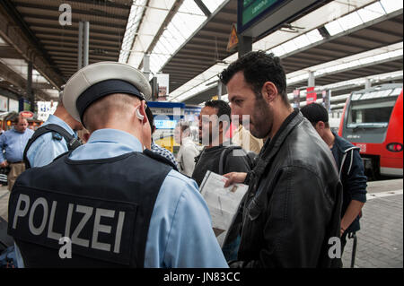 München, Deutschland - 22. September 2015: Flüchtlinge in München ankommen. Asylbewerber aus Syrien, Afghanistan und den Balkanländern erhalten von der Polizei kontrolliert. Stockfoto