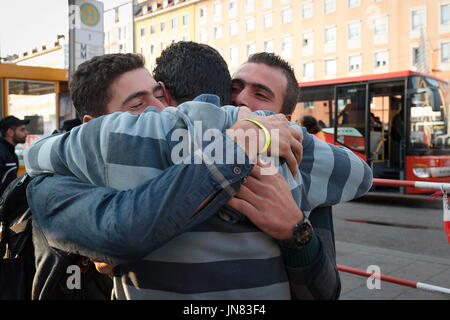 München, Deutschland - 8. September 2015: ein Onkel und Neffe aus Syrien sind beide in Tränen beim Treffen in München nach der Flucht aus dem Bürgerkrieg. Stockfoto