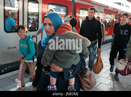 München, Deutschland - 10. September 2015: Mutter und Tochter aus Syrien Ankunft in München. Die Flüchtlinge, die Asyl in Europa. Stockfoto