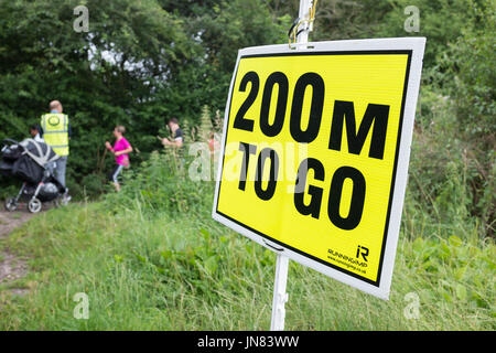 200m zum Zeichen in der Park-Run in Leamington Spa, Warwickshire gehen Stockfoto