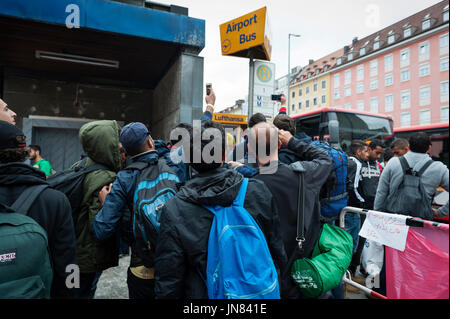 München, Deutschland - 7. September 2015: Eine Gruppe von Flüchtlingen aus Syrien am Münchner Hauptbahnhof. Sie sind auf der Suche nach Asyl in Europa. Stockfoto