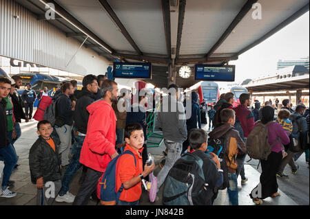 München, Deutschland - 10. September 2015: Flüchtlinge aus Syrien, Afghanistan und den Balkanländern in München ankommen in Deutschland Asyl suchen. Stockfoto