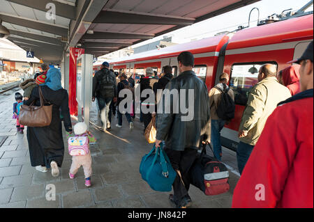München, Deutschland - 10. September 2015: Flüchtlinge aus Syrien, Afghanistan und den Balkanländern am Hauptbahnhof in München anreisen, um Asyl zu beantragen. Stockfoto