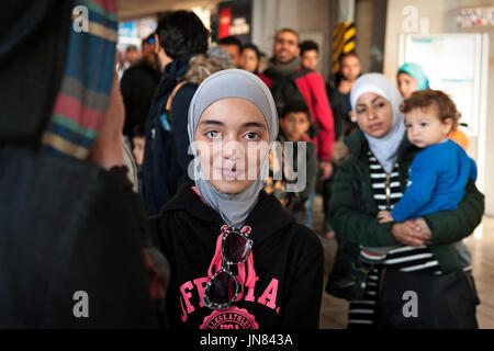 München, Deutschland - 8. September 2015: Flüchtlinge aus Syrien, Afghanistan und Irak auf dem Hauptbahnhof in München anreisen, Asyl in Europa zu suchen. Stockfoto