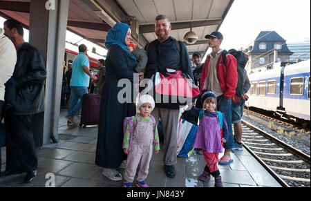 München, Deutschland - 10. September 2015: Flüchtlinge aus Syrien und Afghanistan hopping in den nächsten Zug am Hauptbahnhof in München. Stockfoto