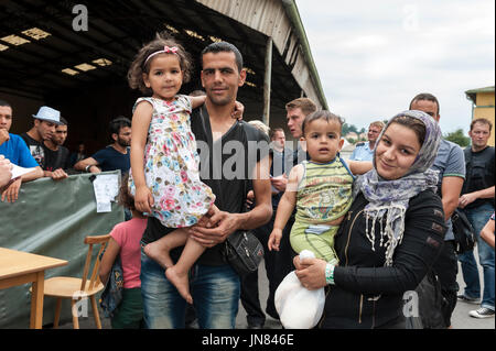 Passau, Deutschland - August 1st, 2015: syrische Flüchtlinge Familie bei einer Registrierung camp in Passau, Deutschland. Sie sind auf der Suche nach Asyl in Europa. Stockfoto