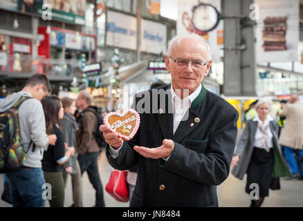 München, Deutschland - 22. September 2015: Prälat Hans Lindenberger, Diözesen Caritas Direktor am Münchner Hauptbahnhof begrüßt Flüchtlinge in Deutschland. Stockfoto