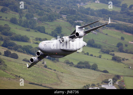 U.S. Air Force Boeing C-17A Globemaster III 92-3292 vom 315. Airlift Wing am Charleston AFB, North Charleston USA Low Level in Wales, Großbritannien Stockfoto