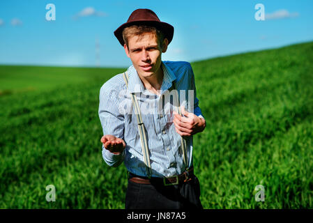 Gut aussehender Mann in der Natur, bitten um etwas von streckte seine hand oder nicht Understans können. Stockfoto