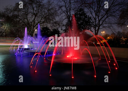 Brunnen am Marble Arch London, beleuchtet mit roten und blauen Beleuchtung, Sie sehen aus wie Neon spinnen Stockfoto