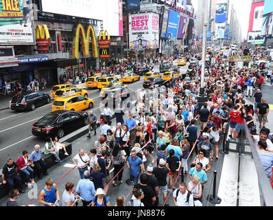 Blick auf Verkehr, Reisende und Theaterbesucher an einem Sommertag in Times Square Manhattan am 28. Juli 2017 in New York, USA. (Foto von Sean Drakes/Alamy) Stockfoto