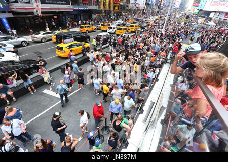 Blick auf Verkehr, Reisende und Theaterbesucher an einem Sommertag in Times Square Manhattan am 28. Juli 2017 in New York, USA. (Foto von Sean Drakes/Alamy) Stockfoto