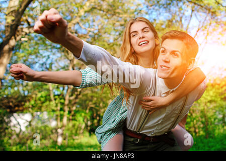 Porträt des glücklichen Paares Erziehung ihrer Hände unter freiem Himmel. Stockfoto