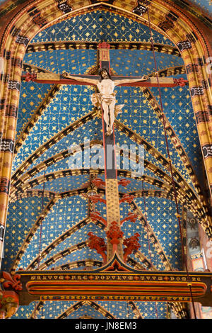 Innenansicht der Kreuzigung Christi in das Hauptschiff der Basilika St Mary's, Krakau, Polen Stockfoto