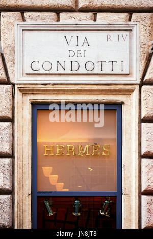 Rom, Italien - 14. Oktober 2016: Hermes Zeichen der Straße Schaufenster in Rom. Stockfoto