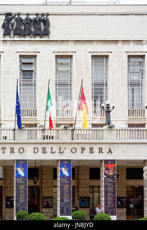 Rom, Italien - 14. Oktober 2016: Opernhaus Theater of Rome, Italien. Menschen auf dem Hintergrund Stockfoto