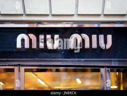 Rom, Italien - 14. Oktober 2016: Miu Miu Zeichen der Straße Schaufenster in Rom. Stockfoto