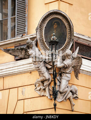 Rom, Italien - 14. Oktober 2016: Malerei und Engel an der Ecke der Straße in Rom, Italien Stockfoto