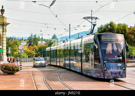 Bern, Schweiz - 31. August 2016: Running Straßenbahn- und Menschen am Casinoplatz in Bern, Bern-Mittelland Bezirk, Schweiz. Stockfoto