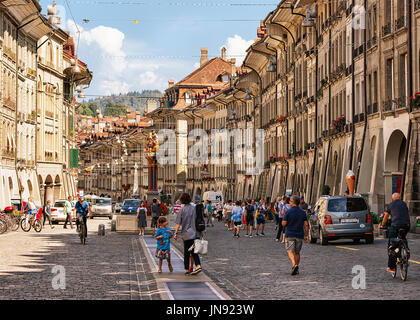 Bern, Schweiz - 31. August 2016: Menschen an der Kramgasse Street in Altstadt Zentrum von Bern, Bern-Mittelland, Schweiz Stockfoto