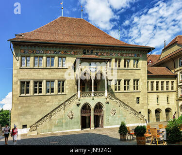 Bern, Schweiz - 31. August 2016: Fassade des Rathaus in Bern, Schweiz. Menschen auf der Straße Stockfoto